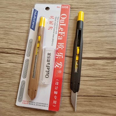 کاترالفا OuLeFa امکان استفاده از تیغ 30و60 درجه و همچنین تیغ جراحی مخصوص کارهایی که فشارروی کاتر زیاد است بیشتر در کفاشی و چرم وطراحی مورد مصرف دارد
