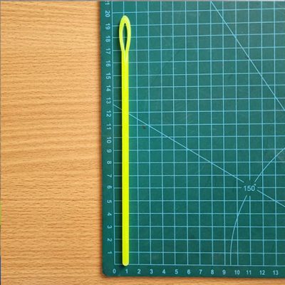 سوزن پلاستیکی بلند بطول حدودا"19.5cm و قطر0.5cm مناسب جهت رد کردن بند اسلش و شلوارک وغیره...