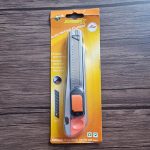 کاتر یا تیزبر یا موکت بر جدید و حرفه ای، دسته آلومینیومی بزرگ شین ویSHINEWAY با 8تیغ یدک و با امکان بارگذاری تیغ ها بصورت اتوماتیک دارای ثابت کننده تیغ جهت سهولت و ایمنی بیشتر در هنگام کار ساخت چین