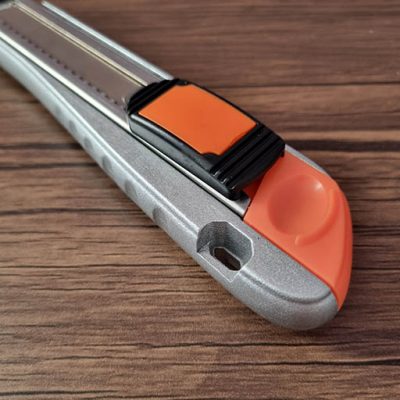 کاتر یا تیزبر یا موکت بر جدید و حرفه ای، دسته آلومینیومی بزرگ شین ویSHINEWAY با 8تیغ یدک و با امکان بارگذاری تیغ ها بصورت اتوماتیک دارای ثابت کننده تیغ جهت سهولت و ایمنی بیشتر در هنگام کار ساخت چین