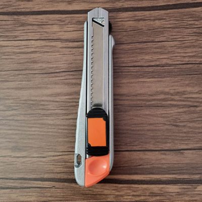 کاتر یا تیزبر یا موکت بر جدید و حرفه ای، دسته آلومینیومی بزرگ شین ویSHINEWAY با 8تیغ یدک و با امکان بارگذاری تیغ ها بصورت اتوماتیک دارای ثابت کننده تیغ جهت سهولت و ایمنی بیشتر در هنگام کار ساخت چین