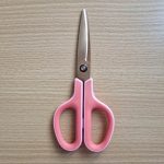 قیچیROSENTAL مدلR20171 سایز7اینچ دسته پلاستیکی ضد لغزش قابل استفاده چپ دستتان و راست دستان نوک گرد وایمن مناسب جهت برش نخ وکاغذ وپارچه و... با کیفیت مناسب ساخت چین