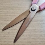 قیچیROSENTAL مدلR20171 سایز7اینچ دسته پلاستیکی ضد لغزش قابل استفاده چپ دستتان و راست دستان نوک گرد وایمن مناسب جهت برش نخ وکاغذ وپارچه و... با کیفیت مناسب ساخت چین