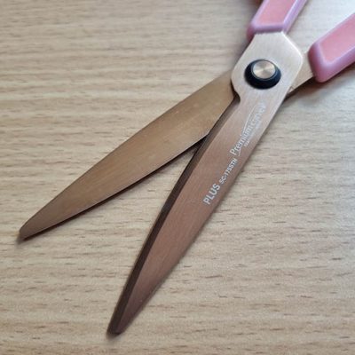 قیچیROSENTAL مدلR20171 سایز7اینچ دسته پلاستیکی ضد لغزش قابل استفاده چپ دستتان و راست دستان نوک گرد وایمن مناسب جهت برش نخ وکاغذ وپارچه و... با کیفیت مناسب ساخت چین