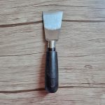 گزن دسته چوبی ایرانی سرتخت که میتوان از آن برای برش زدن چرم، مقوا و پارچه همچنین جهت نازک یا لویس کردن لبه چرم از آن استفاده نمود این گزن از تیغ اره لنگ مخصوص برش فولاد های ضخیم ساخته شده و کیفیت بسیار بالایی دارد تیغه مورد نظر قابلیت تیز شدن با استفاده از سنگ نفت را دارا میباشد.