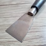 گزن دسته چوبی ایرانی سرتخت که میتوان از آن برای برش زدن چرم، مقوا و پارچه همچنین جهت نازک یا لویس کردن لبه چرم از آن استفاده نمود این گزن از تیغ اره لنگ مخصوص برش فولاد های ضخیم ساخته شده و کیفیت بسیار بالایی دارد تیغه مورد نظر قابلیت تیز شدن با استفاده از سنگ نفت را دارا میباشد.