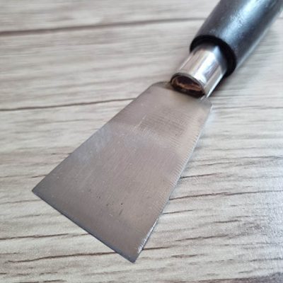 گزن دسته چوبی ایرانی سرتخت که میتوان از آن برای برش زدن چرم، مقوا و پارچه همچنین جهت نازک یا لویس کردن لبه چرم از آن استفاده نمود این گزن از تیغ اره لنگ مخصوص برش فولاد های ضخیم ساخته شده و کیفیت بسیار بالایی دارد تیغه مورد نظر قابلیت تیز شدن با استفاده از سنگ نفت را دارا میباشد.