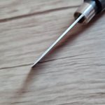 گزن دسته چوبی ایرانی سرتخت که میتوان از آن برای برش زدن چرم، مقوا و پارچه همچنین جهت نازک یا لویس کردن لبه چرم از آن استفاده نمود این گزن از تیغ اره لنگ مخصوص برش فولاد های ضخیم ساخته شده و کیفیت بسیار بالایی دارد تیغه مورد نظر قابلیت تیز شدن با استفاده از سنگ نفت را دارا میباشد.
