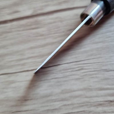 گزن دسته چوبی ایرانی سرتخت که میتوان از آن برای برش زدن چرم، مقوا و پارچه همچنین جهت نازک یا لویس کردن لبه چرم از آن استفاده نمود این گزن از تیغ اره لنگ مخصوص برش فولاد های ضخیم ساخته شده و کیفیت بسیار بالایی دارد تیغه مورد نظر قابلیت تیز شدن با استفاده از سنگ نفت را دارا میباشد.