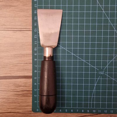گزن دسته چوبی ایرانی سرتخت که میتوان از آن برای برش زدن چرم، مقوا و پارچه همچنین جهت نازک یا لویس کردن لبه چرم از آن استفاده نمود این گزن از تیغ اره لنگ مخصوص برش فولاد های ضخیم ساخته شده و کیفیت بسیار بالایی دارد تیغه مورد نظر قابلیت تیز شدن با استفاده از سنگ نفت را دارا میباشد.
