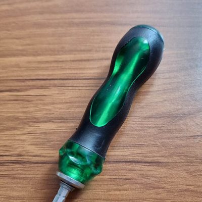 پیچ گوشتی 4*80میلی متر دوسو و چهارسو که سری ان قابل تعویض است، دسته‌ی این محصول به‌ شکل ضدلغزش طراحی شده است و از استاندارد ساخت مناسبی برخوردار است