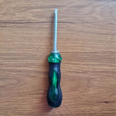 پیچ گوشتی 4*80میلی متر دوسو و چهارسو که سری ان قابل تعویض است، دسته‌ی این محصول به‌ شکل ضدلغزش طراحی شده است و از استاندارد ساخت مناسبی برخوردار است